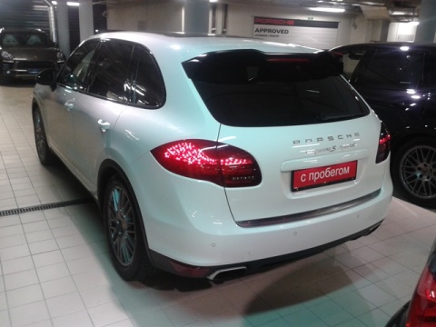Porsche Cayenne S Hybrid сзади в Санкт-Петербурге