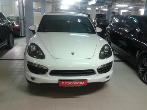 Porsche Cayenne S Hybrid спереди в Санкт-Петербурге